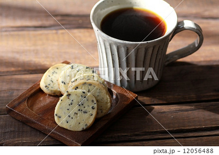 発酵バターを使った手作りの胡麻クッキーとブラックコーヒー 12056488