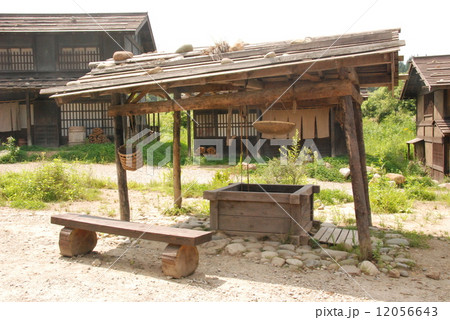 時代劇映画のセット「井戸」（庄内映画村／山形県鶴岡市） 12056643