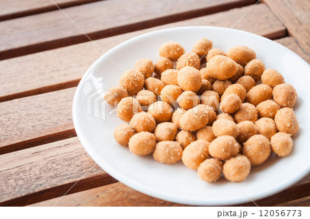 Peanuts snack coated with spicy seasoning powder 12056773