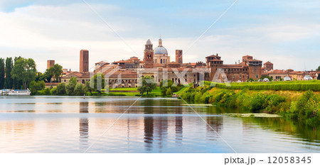 中世の都市マントヴァ 全景。 イタリアの世界遺産 中世の都市マントヴァ 全景。 イタリアの世界遺産 12058345