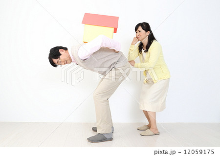 家を背負う夫婦 家を背負う夫婦 12059175