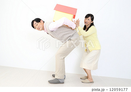 家を背負う夫婦 家を背負う夫婦 12059177