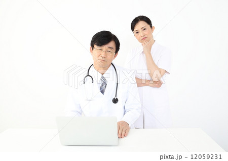 悩む医師と看護師 12059231