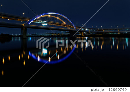 江北ジャンクションの夜景とライトアップの五色桜大橋 12060749