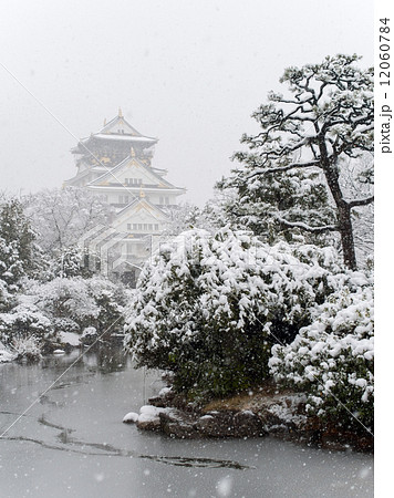 冬 大阪城日本庭園の写真素材