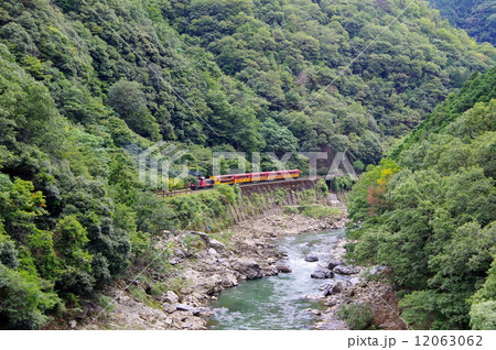 ＪＲ保津峡駅から見たトロッコ列車 12063062