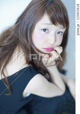 ロングヘアの女性 12063818