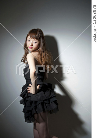 黒いドレスの女性 12063978