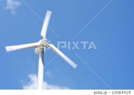 回転中の風力発電の模型と青空 12064429