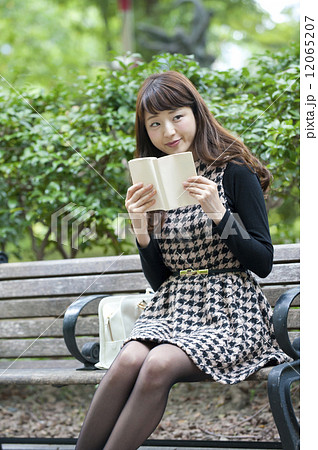 公園で読書をする女性 12065207