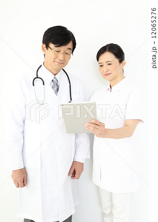 医療イメージ（医師と看護師） 12065276