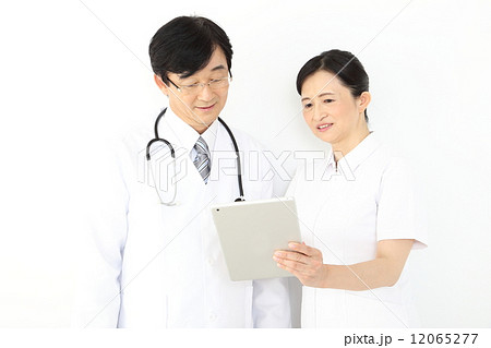 医療イメージ（医師と看護師） 12065277