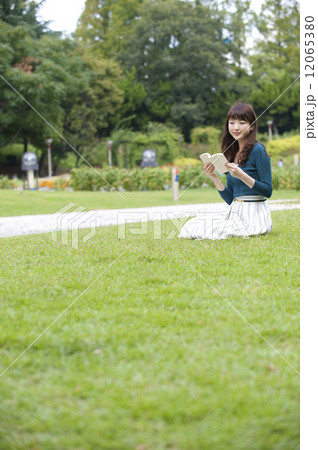 公園で読書をする女性 12065380