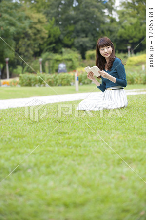 公園で読書をする女性 公園で読書をする女性 12065383