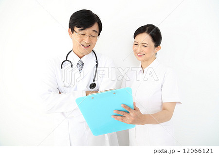医療イメージ（医師と看護師） 12066121