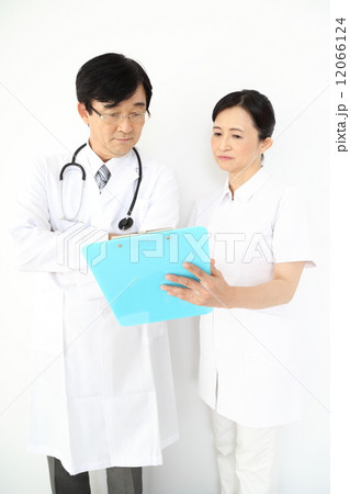医療イメージ（医師と看護師） 12066124