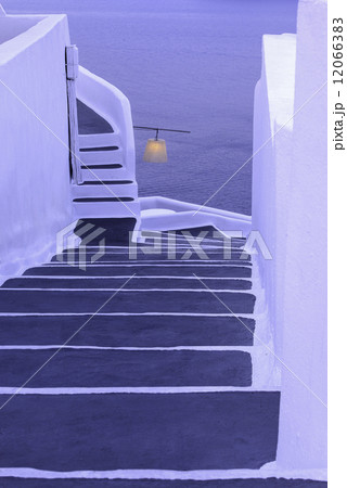 早朝のイアの街 12066383