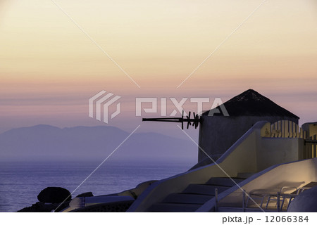 サントリーニの夕暮れ 12066384