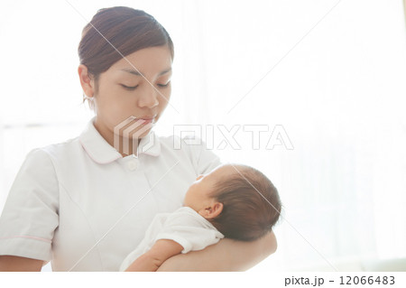 看護師　生後一ヶ月の赤ちゃん 12066483