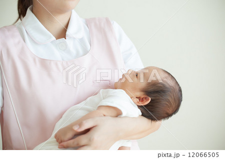 生後一ヶ月の赤ちゃん 生後一ヶ月の赤ちゃん 12066505