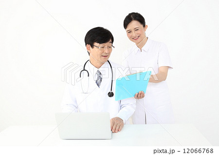 医療イメージ（医師と看護師） 12066768