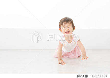 生後11ヶ月 赤ちゃん 女の子の写真素材