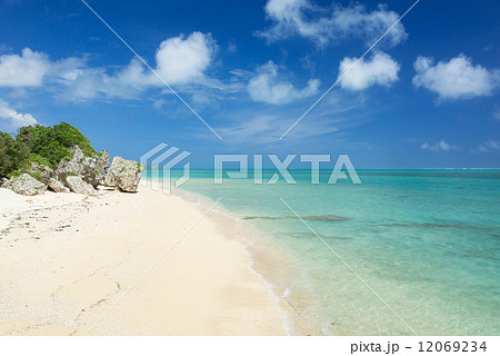 沖縄の海・新原ビーチ 12069234