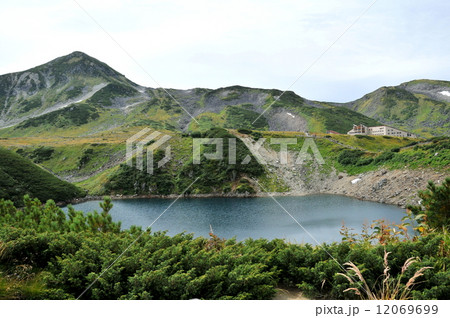 富山県　立山黒部アルペンルート　中部山岳国立公園　立山室堂のミクリガ池 12069699