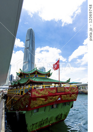 香港の埠頭の観光船 12069748