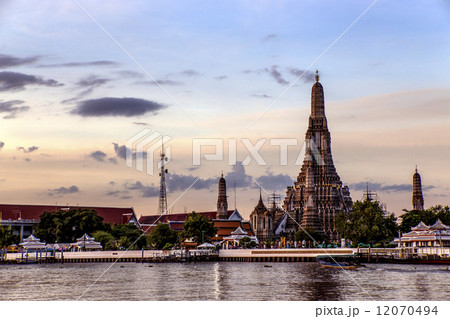 バンコクワットアルンの朝焼け 12070494