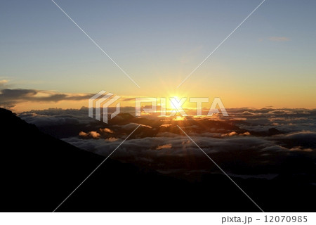 白馬、丸山の御来光。　撮影地：白馬、丸山 12070985
