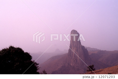 砂塵に煙るマンダラ台地の奇岩 12071203