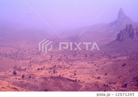 砂塵に煙るマンダラ台地の奇岩 砂塵に煙るマンダラ台地の奇岩 12071205