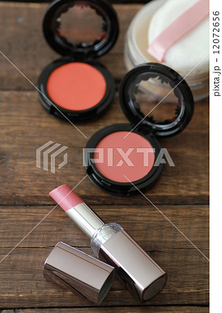 メイク道具 ピンク系の口紅とチーク メイク道具 ピンク系の口紅とチーク 12072656