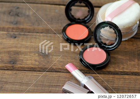 メイク道具　ピンク系の口紅とチーク 12072657