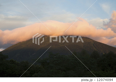 妙高山の朝焼けと笠雲 12074094