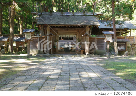 国宝　仁科神明宮（長野県）神門と境内 12074406