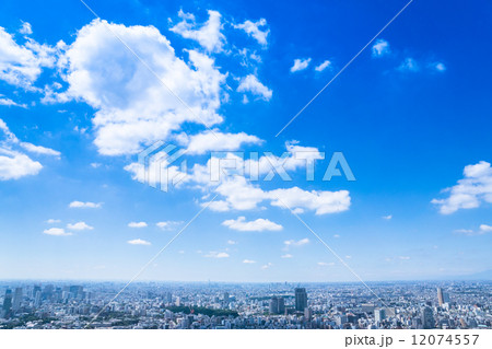 爽やかな青空・東京の街並み 12074557