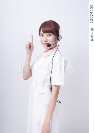 インカムをして、指差しをするナース インカムをして、指差しをするナース 12074559