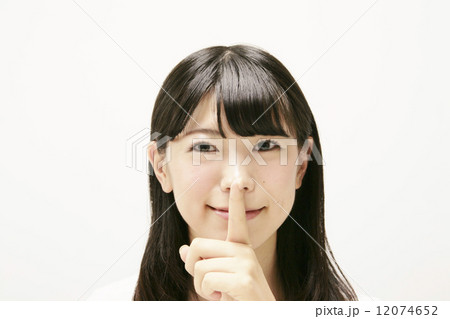 内緒ポーズの女性の写真素材 [12074652] - PIXTA