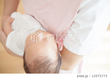 生後一ヶ月の赤ちゃん　だっこ 12075773