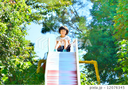 滑り台で遊ぶ女の子 12076345