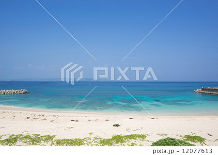 沖縄の海・久高島 12077613