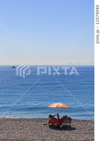 明るいニースの海水浴場 12079080