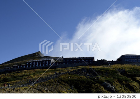 白馬山荘下から山頂を見上げる。　撮影地：白馬、丸山 12080800
