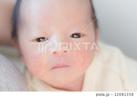 生後１ヶ月 赤ちゃん 日本人の写真素材