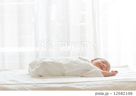 生後１ヶ月　赤ちゃん　寝る 12082106