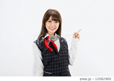 指で案内をするビジネスウーマン 12082960