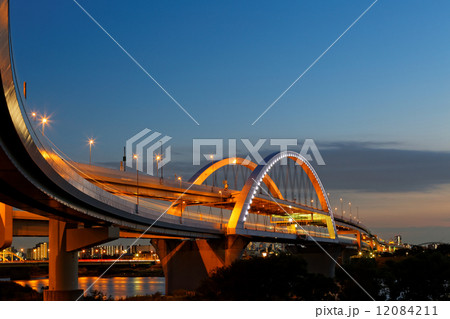 江北ジャンクションとライトアップの五色桜大橋 12084211