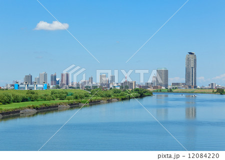 青空が広がる荒川河川敷の都民ゴルフ場と川口元郷の高層住宅街 青空が広がる荒川河川敷の都民ゴルフ場と川口元郷の高層住宅街 12084220